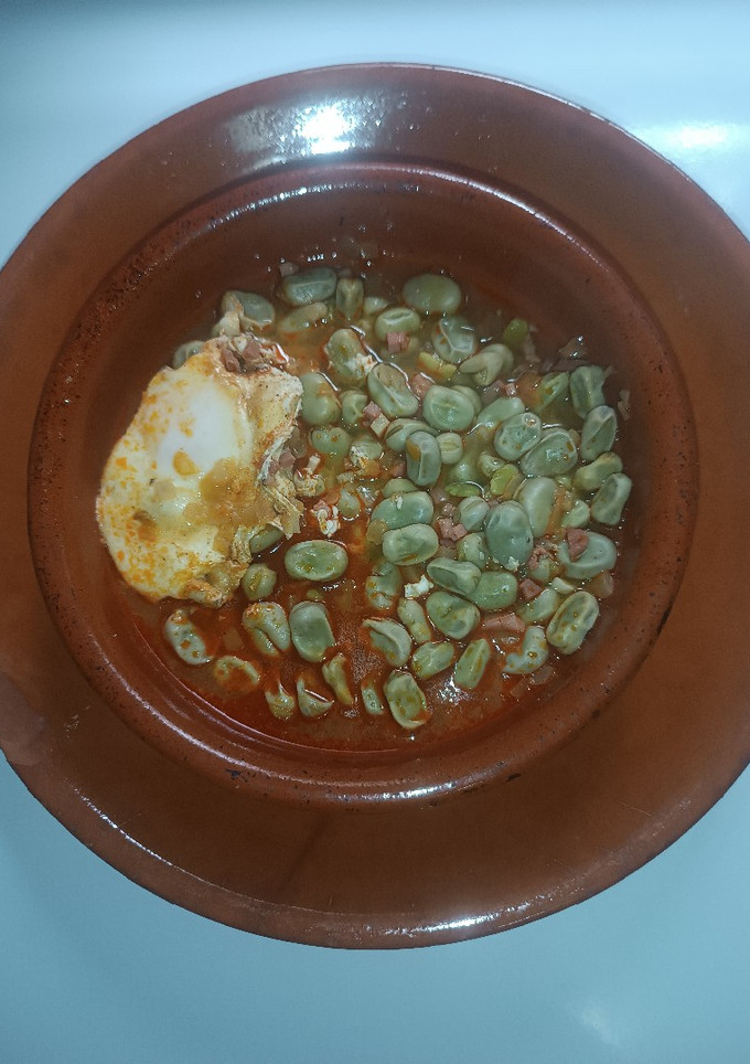 Una foto de Habitas con jamón y huevo
