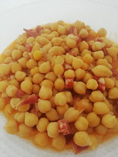 Una foto de Garbanzo con jamón y chorizo