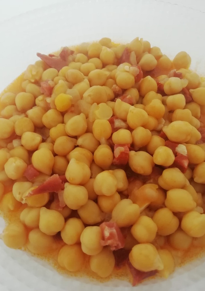 Una foto de Garbanzo con jamón y chorizo
