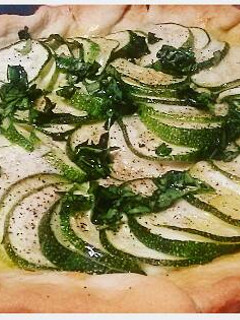Una foto de Tarta salada de calabacín y albahaca