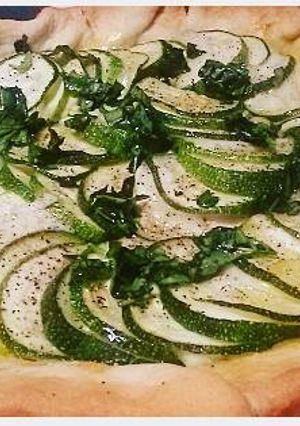 Una foto de Tarta salada de calabacín y albahaca