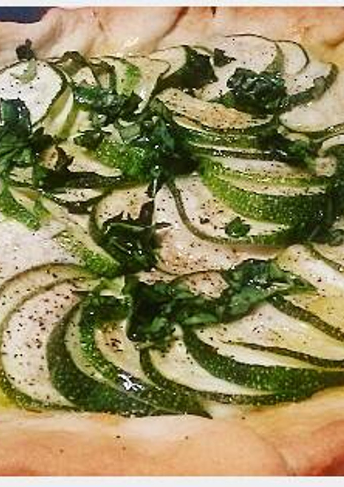 Una foto de Tarta salada de calabacín y albahaca