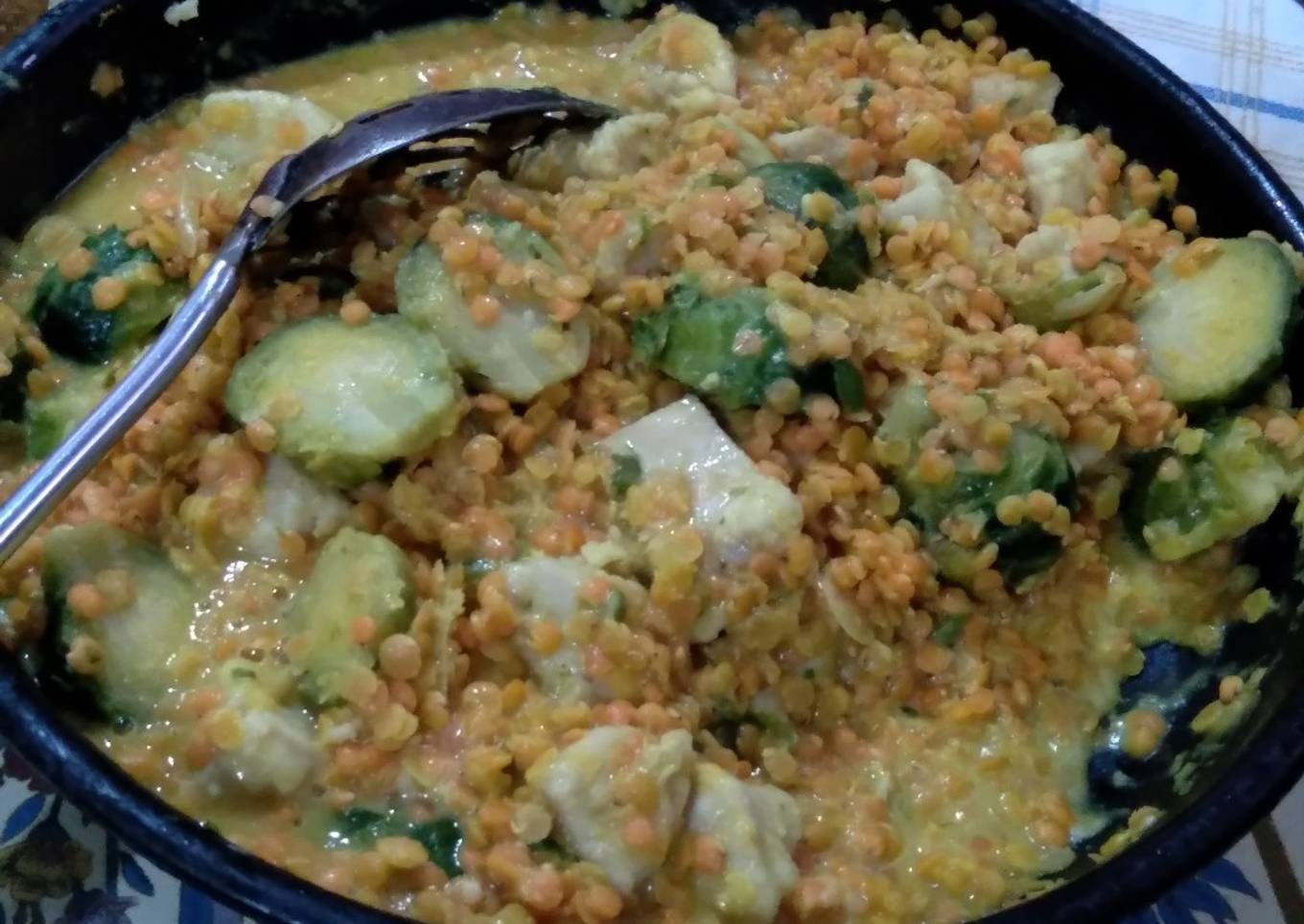 Pollo con lentejas turcas y queso