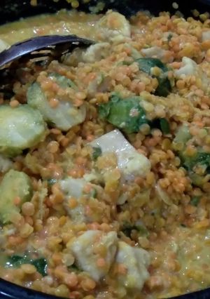 Una foto de Pollo con lentejas turcas y queso