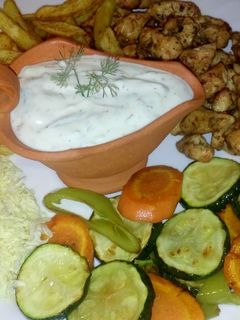 Gyros hasábburgonyával, grillezett zöldséggel és tzatziki mártással recept fotója
