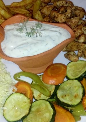 Gyros hasábburgonyával, grillezett zöldséggel és tzatziki mártással recept fotója