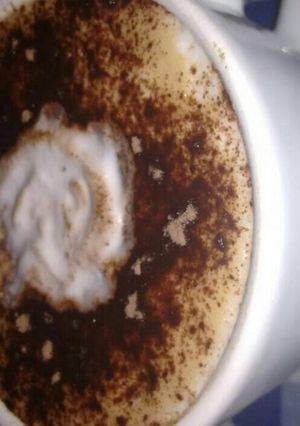 Una foto de Café crème con cacao y canela (sin máquina de espuma)