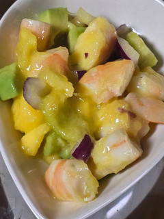Una foto de Ensalada de langostinos, aguacate y mango
