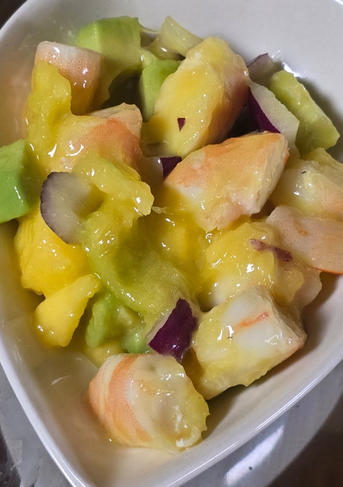Una foto de Ensalada de langostinos, aguacate y mango