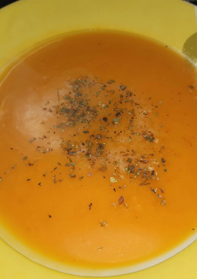 Una foto de Sopa cremosa de zapallo Fácil y saludable🥰