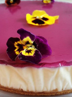 Una foto de Tarta de queso y violetas