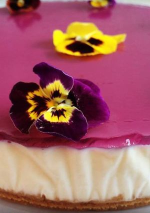 Una foto de Tarta de queso y violetas
