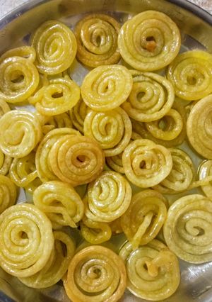 जलेबी कुरकुरीत होममेड (jalebi recipe in marathi) रेसिपी चे मुख्य फोटो