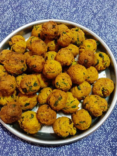 લીલી મેથી ની ઢોકળા ઢોક્ળી (Lili Methi Dhokli Recipe In Gujarati) રેસીપી મુખ્ય ફોટો