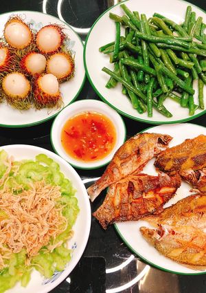 Hình của món Cá chiên- đậu đũa xào tỏi- khổ qua ướp đá chà bông- chôm chôm chín.