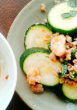 Hình của món Bí ngòi xào tôm thịt.