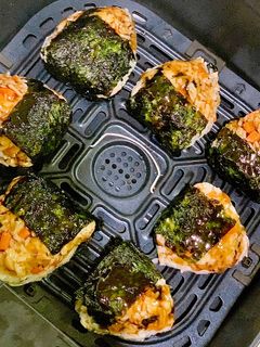 Hình của món Cơm nắm cá ngừ mayo nướng nckd 🍙.