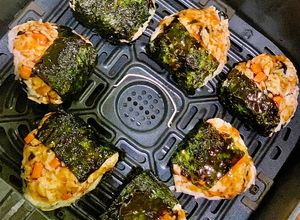 Hình của món Cơm nắm cá ngừ mayo nướng nckd 🍙.