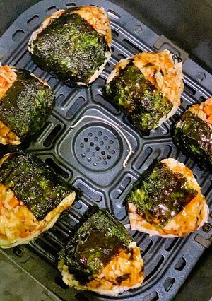 Hình của món Cơm nắm cá ngừ mayo nướng nckd 🍙.
