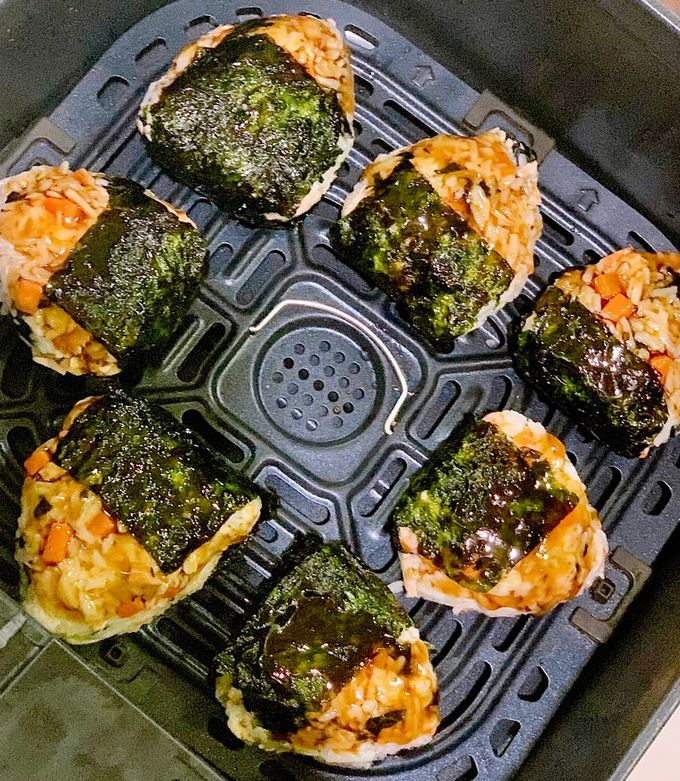 Hình của món Cơm nắm cá ngừ mayo nướng nckd 🍙.