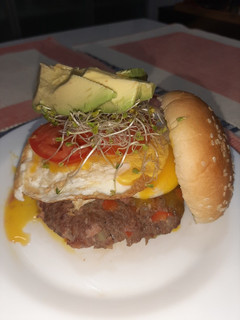Una foto de Carne de hamburguesa con queso azul