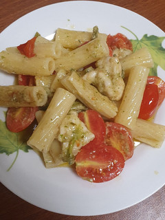Una foto de Pasta con pesto y pollo