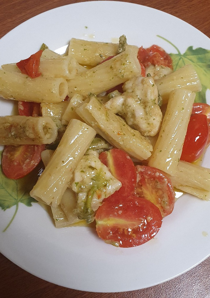 Una foto de Pasta con pesto y pollo