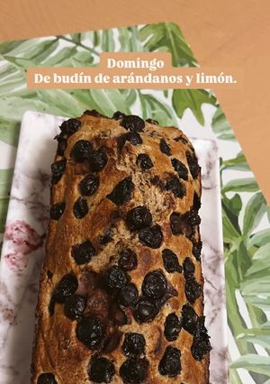 Una foto de Budín de arándanos + limón. integral y sano🫐🍋🍋🟩