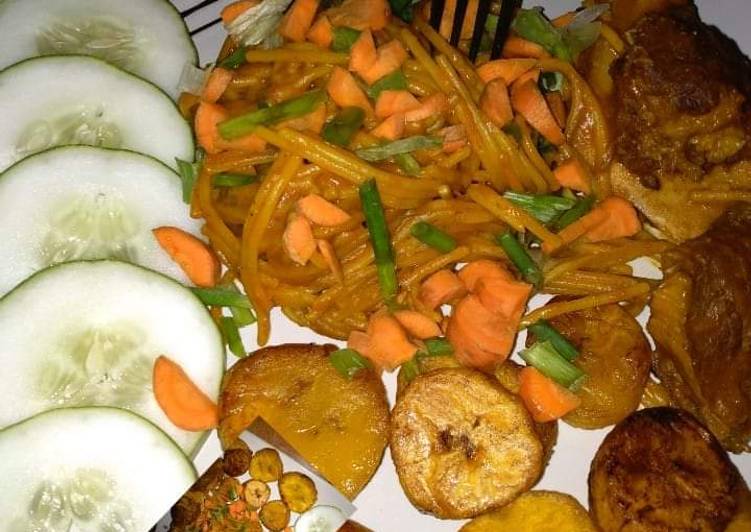 Pasta,fried plantain and veggies