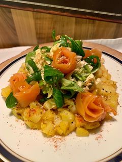 Lachsröschen auf Kartoffelwürfel und Chinakohlsalat Rezepthauptbild