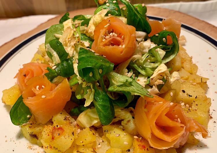 Lachsröschen auf Kartoffelwürfel und Chinakohlsalat