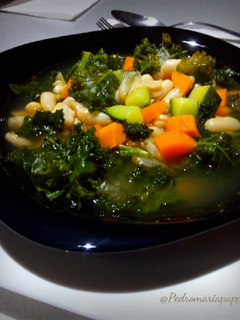 Una foto de Sopa de kale con legumbres