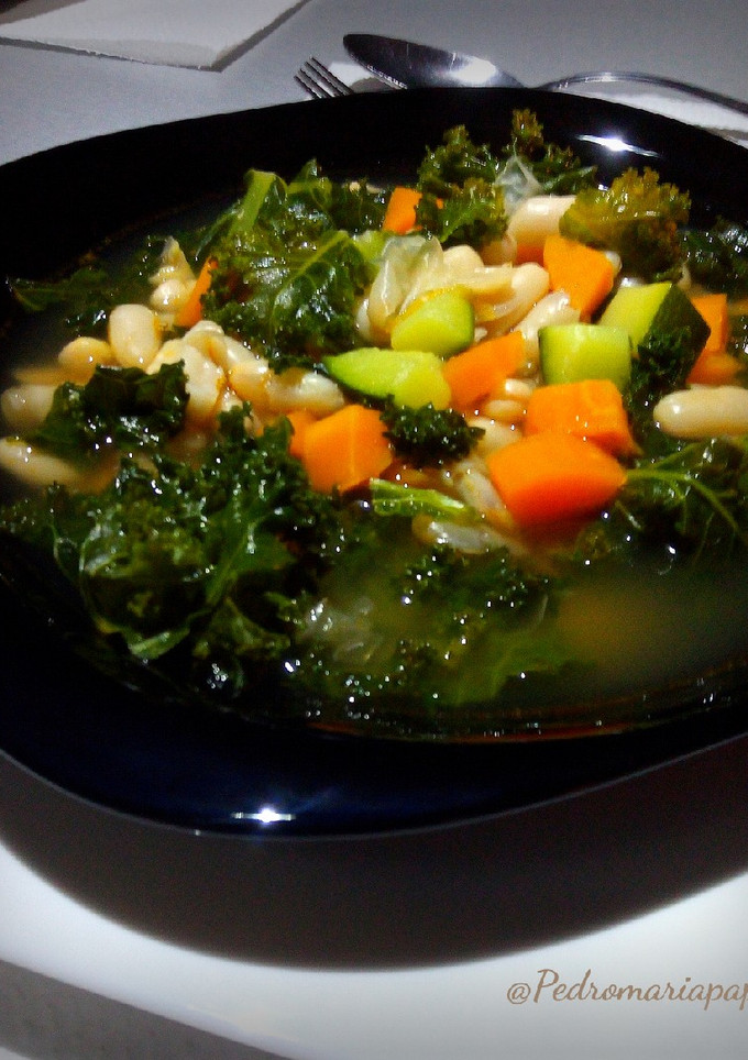Una foto de Sopa de kale con legumbres