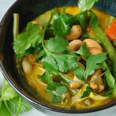 A picture of Thai green bean curry.