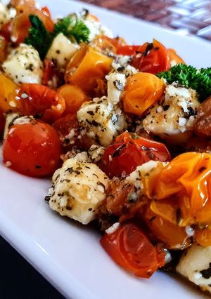 Una foto de UCHUVAS🍅a Las Finas Hierbas Con🎂Mozzarella...!🥳