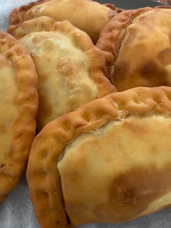 Una foto de Empanadas queso y machas