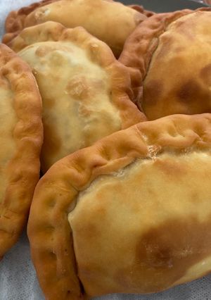 Una foto de Empanadas queso y machas