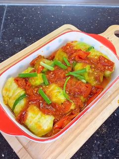 Hình của món Bắp cải cuộn xốt cà.