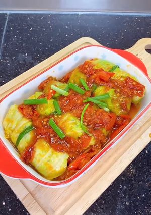 Hình của món Bắp cải cuộn xốt cà.