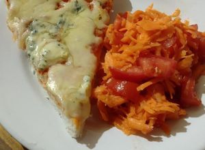 Una foto de Pizza de avena con ensalada light