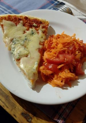 Una foto de Pizza de avena con ensalada light