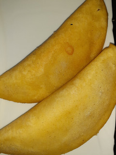 Una foto de Empanadas de perico (huevo guisado) con guasacaca