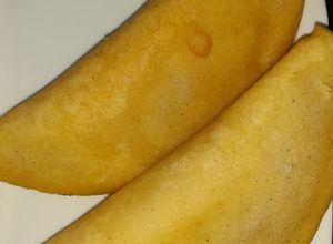 Una foto de Empanadas de perico (huevo guisado) con guasacaca