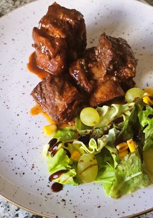 Una foto de Costillas de Ternera a baja temperatura con setas (en olla de cocción lenta)