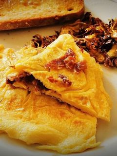 Una foto de Tortilla a la Francesa rellena de Jamón ibérico