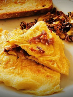 Una foto de Tortilla a la Francesa rellena de Jamón ibérico