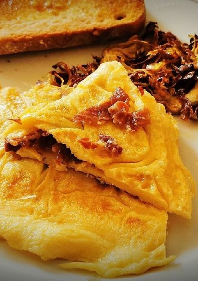 Una foto de Tortilla a la Francesa rellena de Jamón ibérico