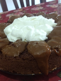 Una foto de Torta simple o bizcochuelo de chocolate con dulce de leche y crema