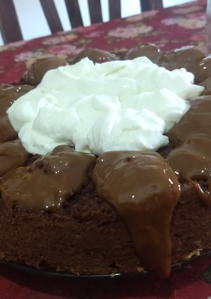 Una foto de Torta simple o bizcochuelo de chocolate con dulce de leche y crema