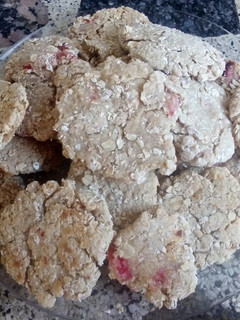 Una foto de Galletitas de avena con frutillas y limón, naranja veganas 🌱🍓🍪